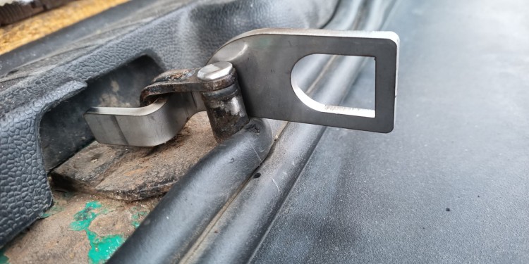 Airlock Heckklappenaufsteller VW T4 / T5 / T6.jpg